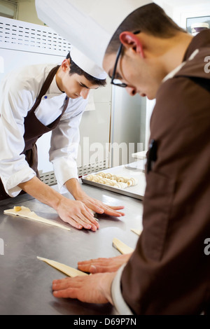 Fornai formatura di impasti in cucina Foto Stock