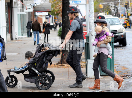 Renn Hawkey, Vera Farmiga, Gytta Lubov Hawkey e Fynn Hawkey Vera Farmiga fuori con il marito e i figli in Foto Stock