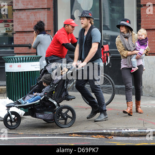 Renn Hawkey Vera Farmiga Gytta Lubov Hawkey e Fynn Hawkey Vera Farmiga fuori con il marito e i figli in Foto Stock