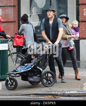 Renn Hawkey, Vera Farmiga, Gytta Lubov Hawkey e Fynn Hawkey Vera Farmiga fuori con il marito e i figli in Foto Stock