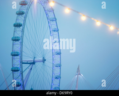 London Eye ruota panoramica Ferris nel cielo blu Foto Stock