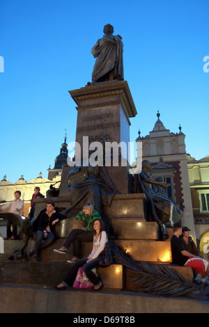 Cracovia in Polonia, giovani presso il monumento Mickiewicz sul mercato principale Foto Stock