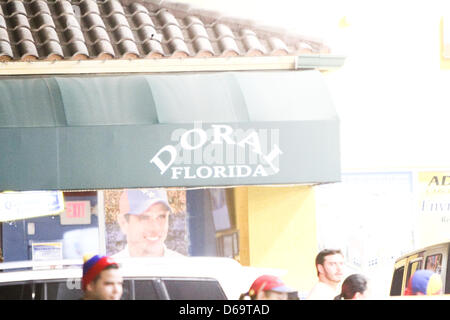 Florida, Stati Uniti d'America. Xiv Aprile,2013. Popolo venezuelano in attesa di annuncio a El Arepazo,Doral Florida Venezuela i risultati delle elezioni Foto Stock