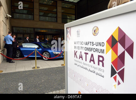 Veicoli sedersi all'ingresso di un albergo per l'apertura delle attività commerciali e gli investimenti in Qatar Forum di Berlino, Germania, 15 aprile 2013. I rappresentanti dal Qatar sono la presentazione di piani per un futuro economico nella capitale tedesca fino al 16 aprile. Foto: RAINER JENSEN Foto Stock