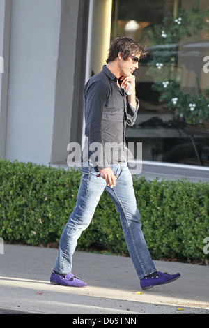 Brandon Davis fumatori e parlando sul suo telefono cellulare in Beverly Hills Los Angeles, California - 28.11.11 Foto Stock