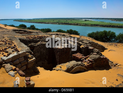 Le rovine della città medievale di Old Dongola nella parte anteriore del Fiume Nilo, Sudan Foto Stock