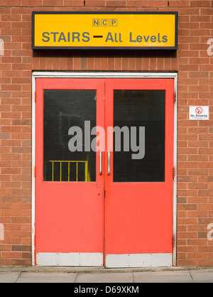 Le porte sono rosse per parcheggio auto scale accesso a tutti i livelli, NCP Foundation Street car park, Ipswich, Regno Unito Foto Stock