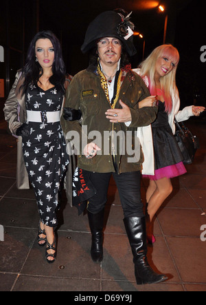 Adam Ant, con il suo appoggio cantanti, Georgina Baillie e Georgina Leahy al di fuori il Cotech studios Dublin, Irlanda - 04.11.11 Foto Stock