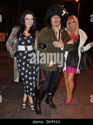 Adam Ant, con il suo appoggio cantanti, Georgina Baillie e Georgina Leahy al di fuori il Cotech studios Dublin, Irlanda - 04.11.11 Foto Stock