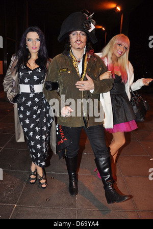 Adam Ant, con il suo appoggio cantanti, Georgina Baillie e Georgina Leahy al di fuori il Cotech studios Dublin, Irlanda - 04.11.11 Foto Stock