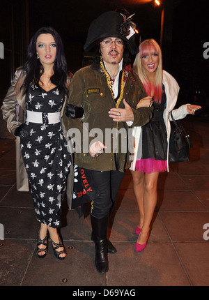 Adam Ant, con il suo appoggio cantanti, Georgina Baillie e Georgina Leahy al di fuori il Cotech studios Dublin, Irlanda - 04.11.11 Foto Stock