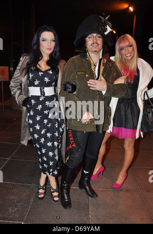 Adam Ant, con il suo appoggio cantanti, Georgina Baillie e Georgina Leahy al di fuori il Cotech studios Dublin, Irlanda - 04.11.11 Foto Stock