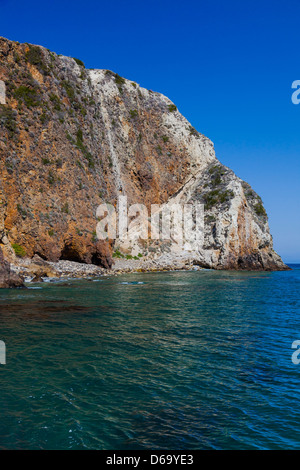 Scorpion Beach e promontori di Cavern Punto di ancoraggio dello Scorpione su Santa Cruz isola nel Parco Nazionale delle Channel Islands, CA Foto Stock