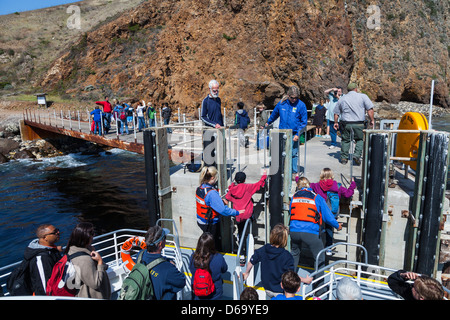 I visitatori che arrivano al molo a Scorpion ancoraggio su Santa Cruz isola nel Parco Nazionale delle Channel Islands, California Foto Stock