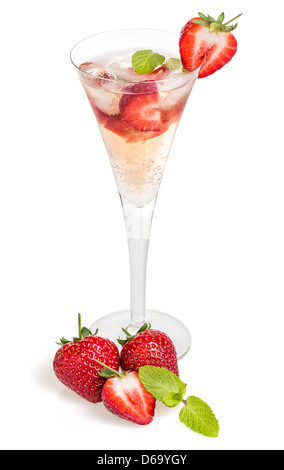 Bere con fragole e menta in un flute da champagne Foto Stock