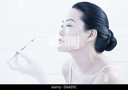 Donna con iniezione di Botox in faccia Foto Stock