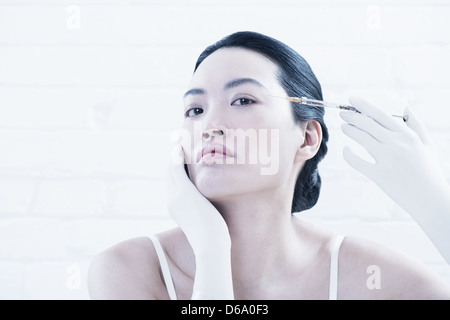 Donna con iniezione di Botox in faccia Foto Stock