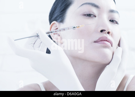 Donna con iniezione di Botox in faccia Foto Stock