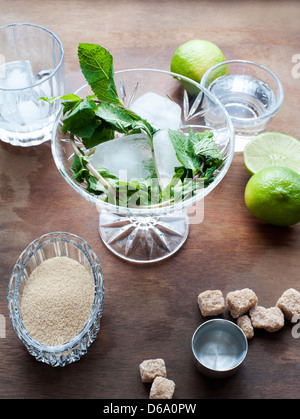 Bicchiere con ghiaccio e menta, lime e lo zucchero Foto Stock