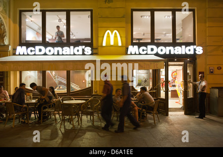 Lviv, Ucraina, Mc Donalds un ristorante fast food al momento della chiusura Foto Stock