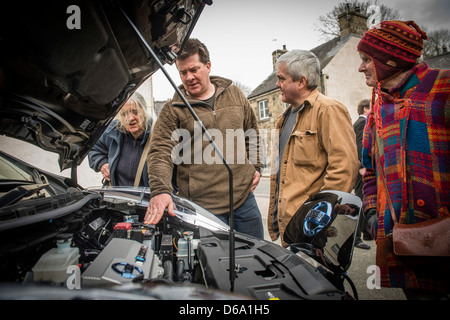 I membri del primo Electric Car Club in Galles con la loro comunità di proprietà e gestito la Nissan Leaf finanziato dalla grande Fondo Lotteria Foto Stock