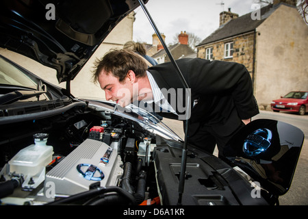 I membri del primo Electric Car Club in Galles con la loro comunità di proprietà e gestito la Nissan Leaf finanziato dalla grande Fondo Lotteria Foto Stock