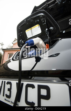 La ricarica delle batterie di Nissan Leaf elettrica tutti zero emissioni auto. Foto Stock