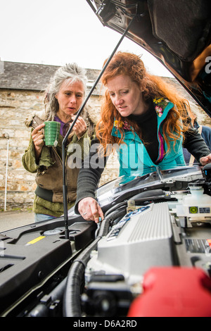 I membri del primo Electric Car Club in Galles con la loro comunità di proprietà e gestito la Nissan Leaf finanziato dalla grande Fondo Lotteria Foto Stock