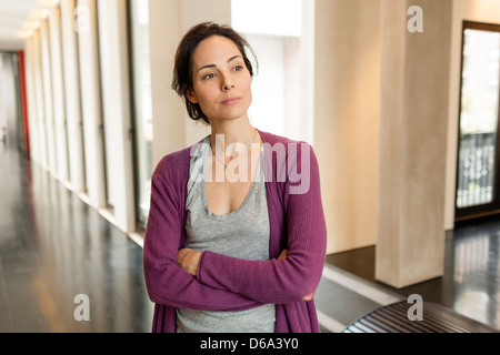 Donna in piedi in corridoio Foto Stock