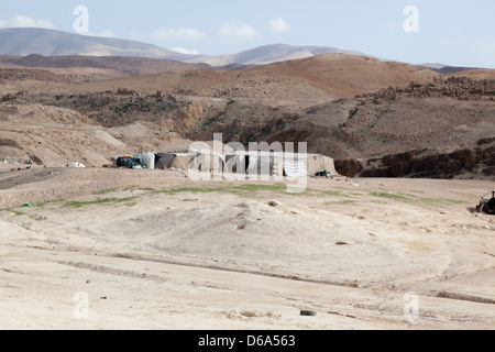 Tenda beduina nel deserto secco di Giordania, a secco, luogo inospitale per vivere. Foto Stock