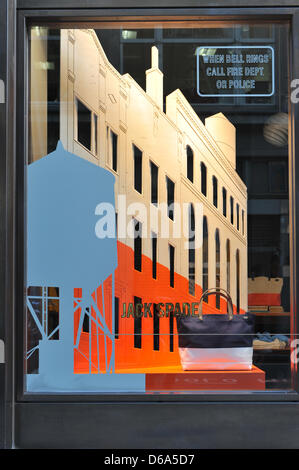 Brewer Street, Londra, Regno Unito. Il 15 aprile 2013. La finestra di Jack Spade progettato da Carl Turner Architects. Regent Street progetto Windows 2013, 'links la moda con architettura e retail con la cultura. Cutting-edge architetti lavorano con marchi di punta a creare una serie di unico e accattivante visualizza'. I partner partecipanti, Esprit con naganjohnson, Ferrari con Gensler, Jack Spade con Carl Turner Architects, Karen Millen con Mamou-Mani, Moss Bross con AY Architetti, Topshop con neon. Foto Stock