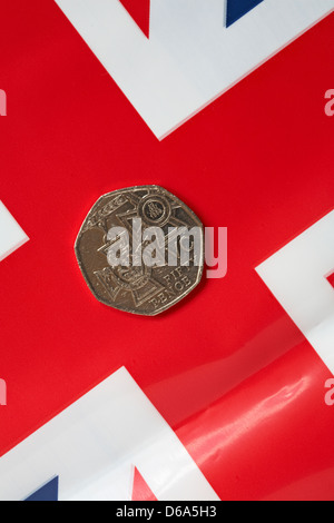 Pezzo VC 50p collocato su Union Jack - il 150 ° anniversario dell'istituzione della Victoria Cross Foto Stock