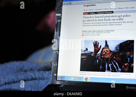 Una schermata di un laptop che mostra la costruzione di fino a Margaret Thatchers funerale. Foto Stock