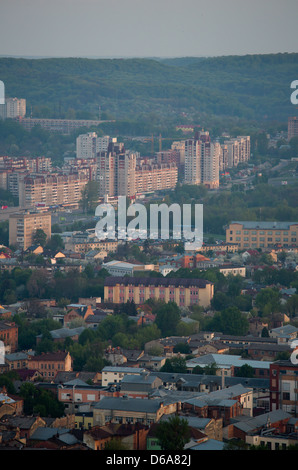 Lviv, Ucraina, vista da Wysokyi Samok a nord-ovest di sunrise Foto Stock