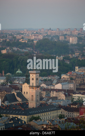 Lviv, Ucraina, vista da Wysokyi Samok il municipio e la città vecchia Foto Stock