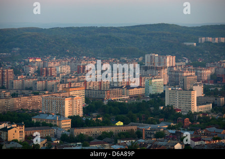 Lviv, Ucraina, vista da Wysokyi Samok a nord-ovest di sunrise Foto Stock