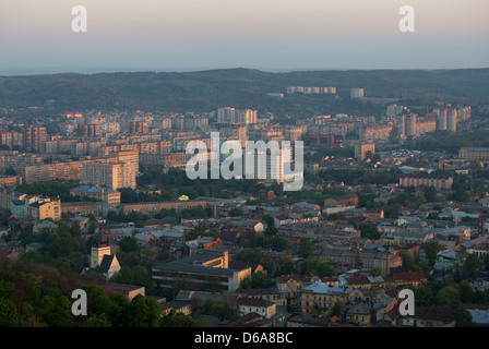 Lviv, Ucraina, vista da Wysokyi Samok a nord-ovest di sunrise Foto Stock