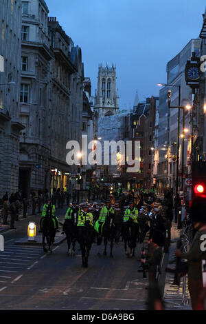 Londra, Regno Unito. Il 15 aprile, 2013. La mattina presto la prova della piena militare corteo cerimoniale per il funerale della Baronessa Thatcher. Come sono stati preparati per il funerale della Baronessa Thatcher una piena prova generale ha avuto luogo questa mattina come la truppa KingÕs cavallo Royal Artillery Gun Carrello porta una bara drappeggiati alla Union Jack. Il carrello ha fatto il suo modo di Fleet Street, circondato dalle truppe. I funerali si svolgeranno il 17 aprile 2013, alla Cattedrale di San Paolo a Londra. Pic: Paolo Marriott Fotografia Foto Stock