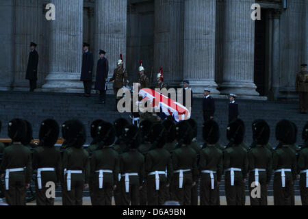 Londra, Regno Unito. Il 15 aprile, 2013. La mattina presto la prova della piena militare corteo cerimoniale per il funerale della Baronessa Thatcher. Come sono stati preparati per il funerale della Baronessa Thatcher una piena prova generale ha avuto luogo questa mattina come soldati portano la bara drappeggiati alla Union Jack su per i gradini della cattedrale di San Paolo. I funerali si svolgeranno il 17 aprile 2013, alla Cattedrale di San Paolo a Londra. Pic: Paolo Marriott Fotografia Foto Stock