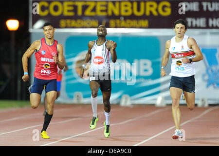 Stellenbosch, Sud Africa. Lunedì 15 Aprile 2013, Nijel Amos (5) del Botswana e uno studente presso la North West University di Potchefstroom corre nella mens 400m durante The Varsity meeting di atletica presso l Università di Stellenbosch's Coetzenburg Stadium. Amos è anche titolare del mondo junior di record, mondo junior di 800m del campione e una medaglia d'argento destinatario nei giochi olimpici di Londra nel 2012. Foto di Roger Sedres/ ImageSA Foto Stock