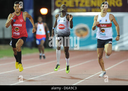 Stellenbosch, Sud Africa. Lunedì 15 Aprile 2013, Nijel Amos (5) del Botswana e uno studente presso la North West University di Potchefstroom corre nella mens 400m durante The Varsity meeting di atletica presso l Università di Stellenbosch's Coetzenburg Stadium. Amos è anche titolare del mondo junior di record, mondo junior di 800m del campione e una medaglia d'argento destinatario nei giochi olimpici di Londra nel 2012. Foto di Roger Sedres/ ImageSA Foto Stock