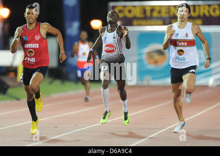 Stellenbosch, Sud Africa. Lunedì 15 Aprile 2013, Nijel Amos (5) del Botswana e uno studente presso la North West University di Potchefstroom corre nella mens 400m durante The Varsity meeting di atletica presso l Università di Stellenbosch's Coetzenburg Stadium. Amos è anche titolare del mondo junior di record, mondo junior di 800m del campione e una medaglia d'argento destinatario nei giochi olimpici di Londra nel 2012. Foto di Roger Sedres/ ImageSA Foto Stock