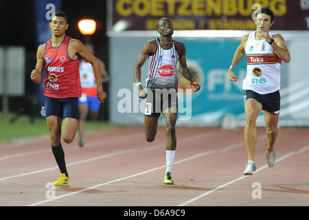 Stellenbosch, Sud Africa. Lunedì 15 Aprile 2013, Nijel Amos (5) del Botswana e uno studente presso la North West University di Potchefstroom corre nella mens 400m durante The Varsity meeting di atletica presso l Università di Stellenbosch's Coetzenburg Stadium. Amos è anche titolare del mondo junior di record, mondo junior di 800m del campione e una medaglia d'argento destinatario nei giochi olimpici di Londra nel 2012. Foto di Roger Sedres/ ImageSA Foto Stock