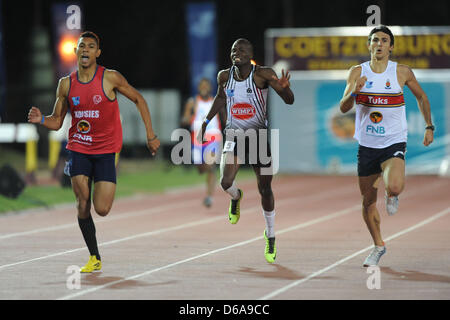 Stellenbosch, Sud Africa. Lunedì 15 Aprile 2013, Nijel Amos (5) del Botswana e uno studente presso la North West University di Potchefstroom corre nella mens 400m durante The Varsity meeting di atletica presso l Università di Stellenbosch's Coetzenburg Stadium. Amos è anche titolare del mondo junior di record, mondo junior di 800m del campione e una medaglia d'argento destinatario nei giochi olimpici di Londra nel 2012. Foto di Roger Sedres/ ImageSA Foto Stock