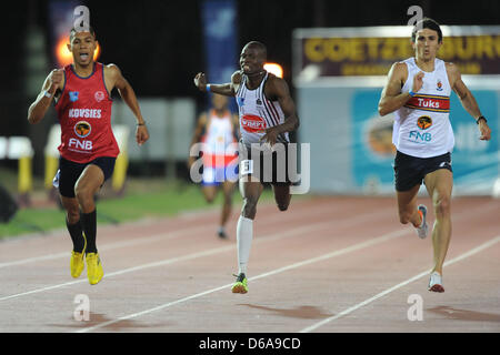 Stellenbosch, Sud Africa. Lunedì 15 Aprile 2013, Nijel Amos (5) del Botswana e uno studente presso la North West University di Potchefstroom corre nella mens 400m durante The Varsity meeting di atletica presso l Università di Stellenbosch's Coetzenburg Stadium. Amos è anche titolare del mondo junior di record, mondo junior di 800m del campione e una medaglia d'argento destinatario nei giochi olimpici di Londra nel 2012. Foto di Roger Sedres/ ImageSA Foto Stock
