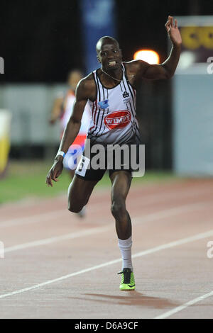 Stellenbosch, Sud Africa. Lunedì 15 Aprile 2013, Nijel Amos (5) del Botswana e uno studente presso la North West University di Potchefstroom corre nella mens 400m durante The Varsity meeting di atletica presso l Università di Stellenbosch's Coetzenburg Stadium. Amos è anche titolare del mondo junior di record, mondo junior di 800m del campione e una medaglia d'argento destinatario nei giochi olimpici di Londra nel 2012. Foto di Roger Sedres/ ImageSA Foto Stock