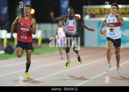 Stellenbosch, Sud Africa. Lunedì 15 Aprile 2013, Nijel Amos (5) del Botswana e uno studente presso la North West University di Potchefstroom corre nella mens 400m durante The Varsity meeting di atletica presso l Università di Stellenbosch's Coetzenburg Stadium. Amos è anche titolare del mondo junior di record, mondo junior di 800m del campione e una medaglia d'argento destinatario nei giochi olimpici di Londra nel 2012. Foto di Roger Sedres/ ImageSA Foto Stock