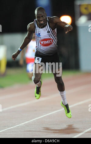 Stellenbosch, Sud Africa. Lunedì 15 Aprile 2013, Nijel Amos (5) del Botswana e uno studente presso la North West University di Potchefstroom corre nella mens 400m durante The Varsity meeting di atletica presso l Università di Stellenbosch's Coetzenburg Stadium. Amos è anche titolare del mondo junior di record, mondo junior di 800m del campione e una medaglia d'argento destinatario nei giochi olimpici di Londra nel 2012. Foto di Roger Sedres/ ImageSA Foto Stock