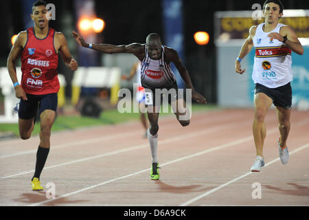 Stellenbosch, Sud Africa. Lunedì 15 Aprile 2013, Nijel Amos (5) del Botswana e uno studente presso la North West University di Potchefstroom corre nella mens 400m durante The Varsity meeting di atletica presso l Università di Stellenbosch's Coetzenburg Stadium. Amos è anche titolare del mondo junior di record, mondo junior di 800m del campione e una medaglia d'argento destinatario nei giochi olimpici di Londra nel 2012. Foto di Roger Sedres/ ImageSA Foto Stock