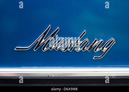 Mustang Logo sul Retro veloce Foto Stock